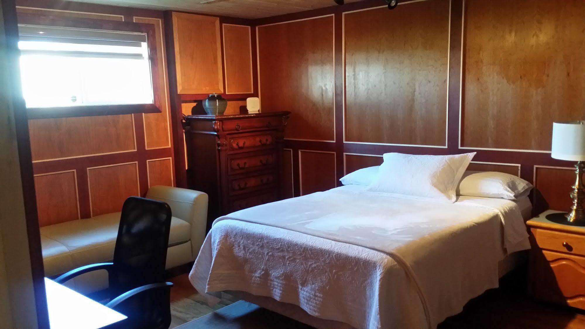 Eileen'S Bed & Breakfast/Guest House Hay River Esterno foto