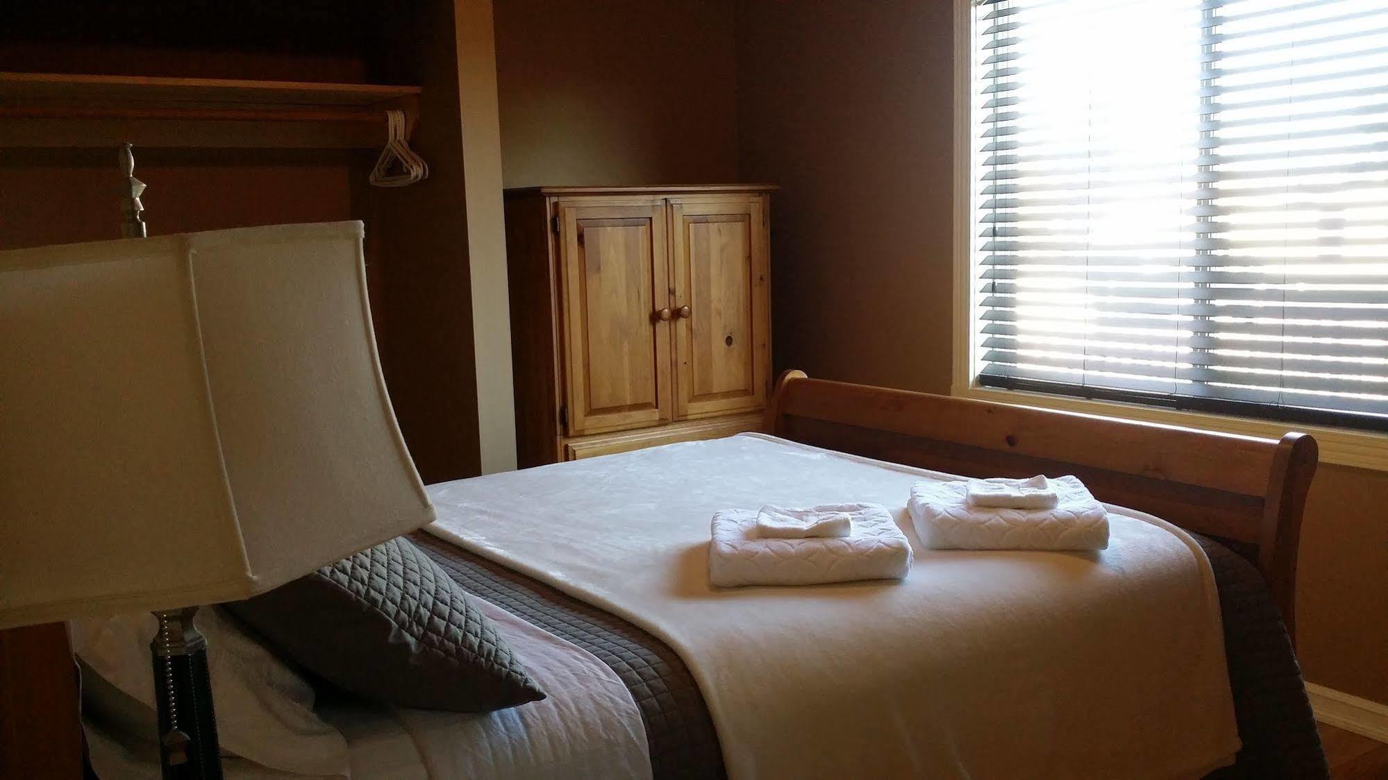 Eileen'S Bed & Breakfast/Guest House Hay River Esterno foto